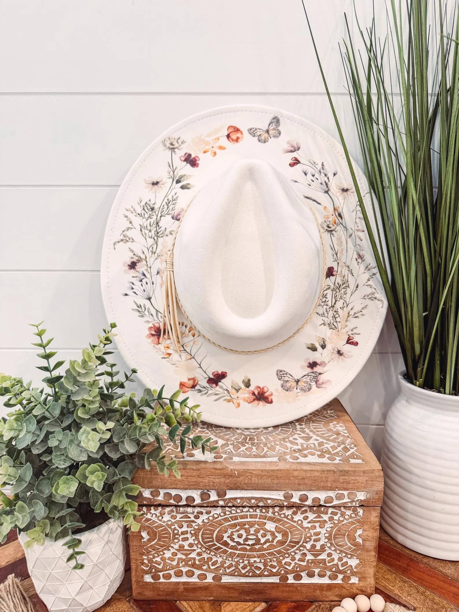 Engraved Floral Hat: Light Pink | THE BRANDED PIG display picture 1